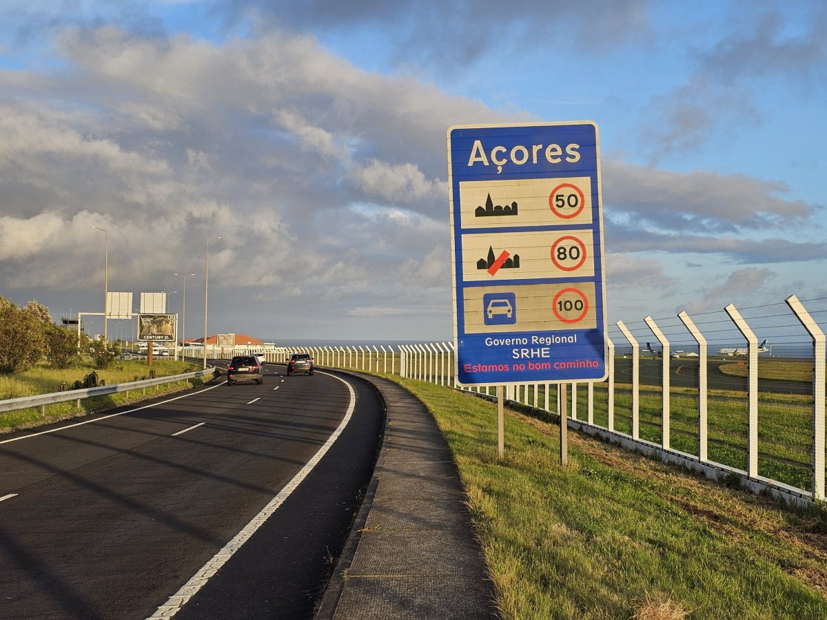 Půjčení auta - značka po opuštění letiště Ponta Delgada