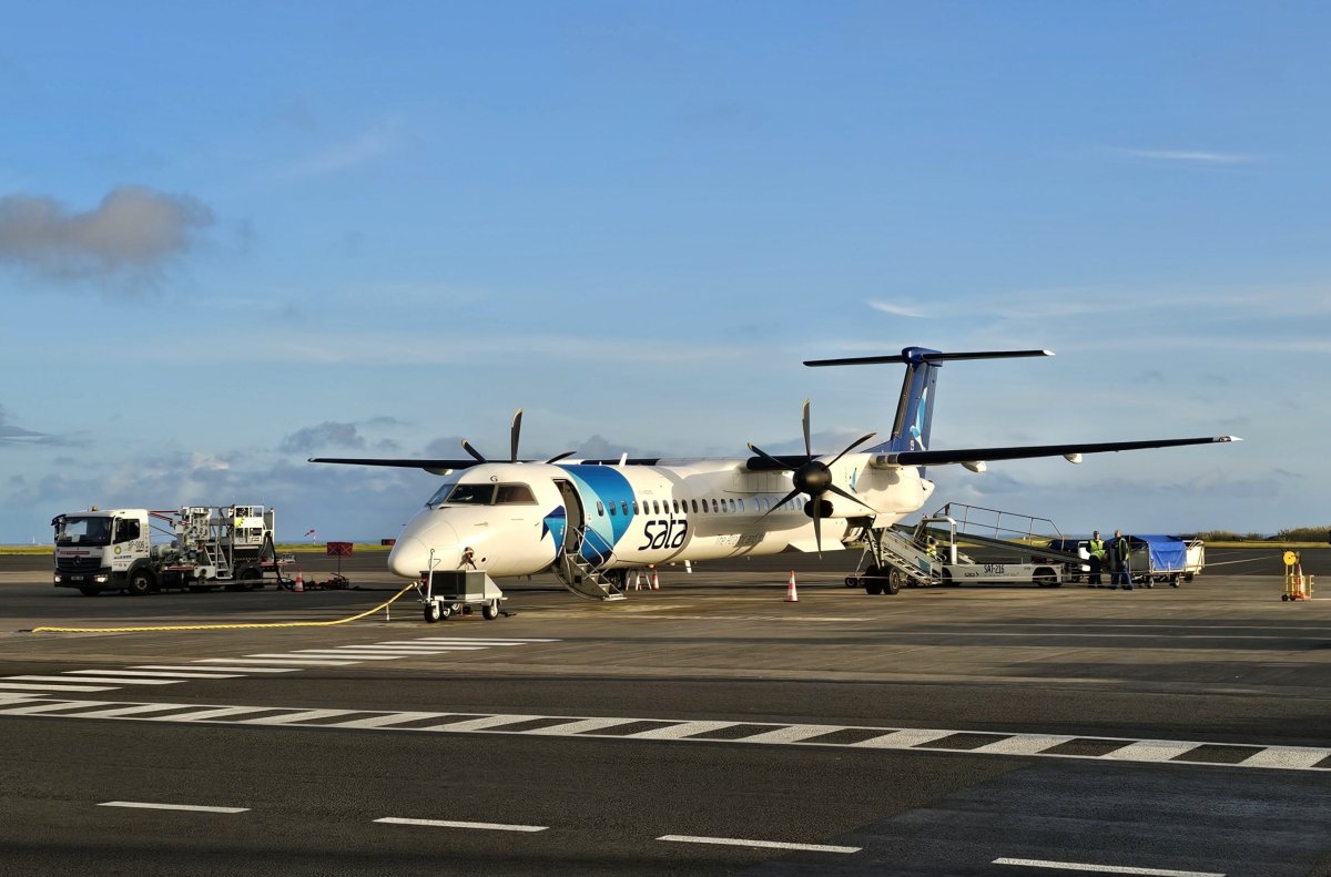 Dash 8 q-400 na letišti Ponta Delgada