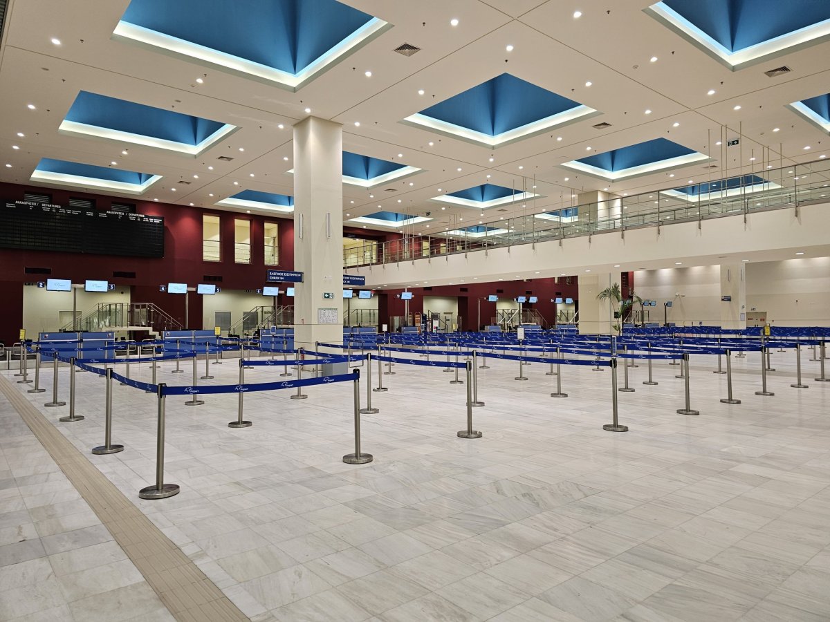 Odletová hala a check-in přepážky, letiště Chania