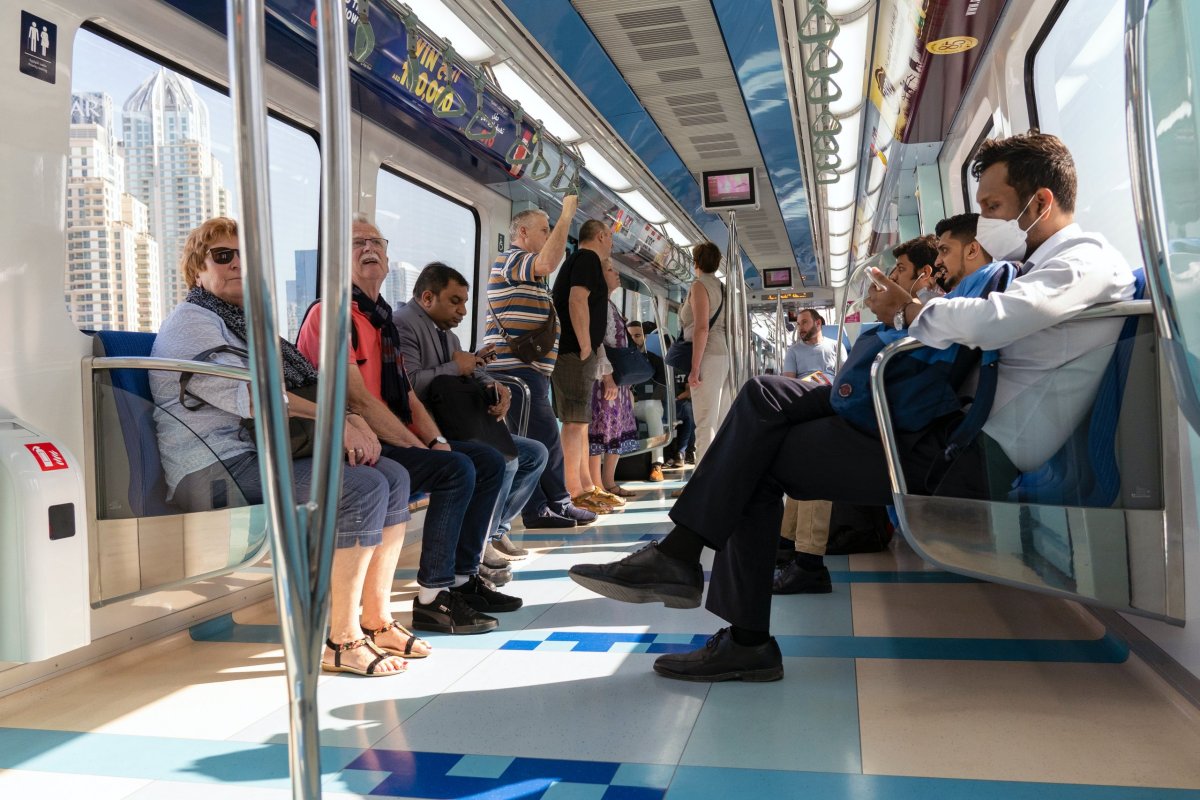 Cestující v dubajském metru
