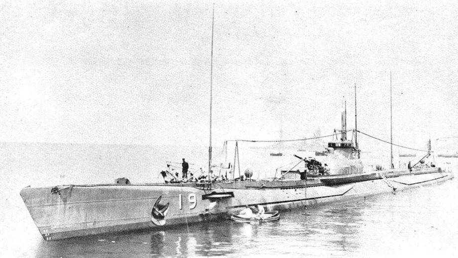 Podobné ponorce velel japonský kapitán Yoshimoto Zenji. Se svou posádkou se účastnil tzv. Operace H, během které mělo japonské c