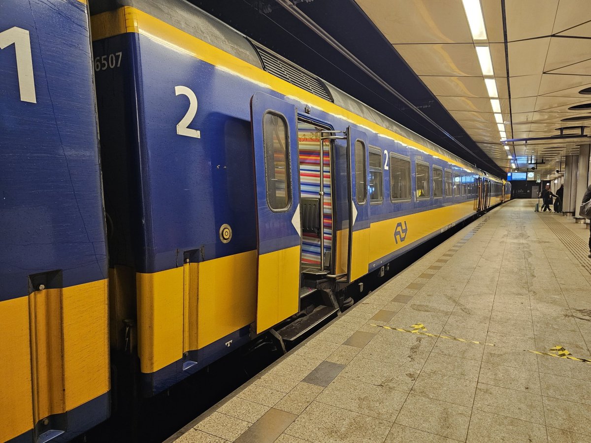 Vlak ve stanici "Schiphol Airport"