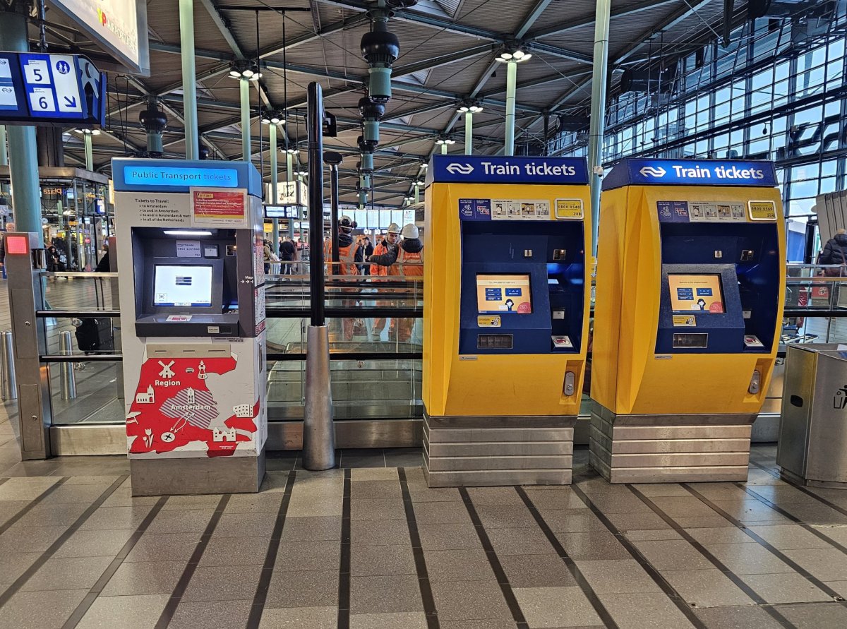 Automaty na jízdenky: žluté na vlak, bílo-červený na autobus/vlak/metro