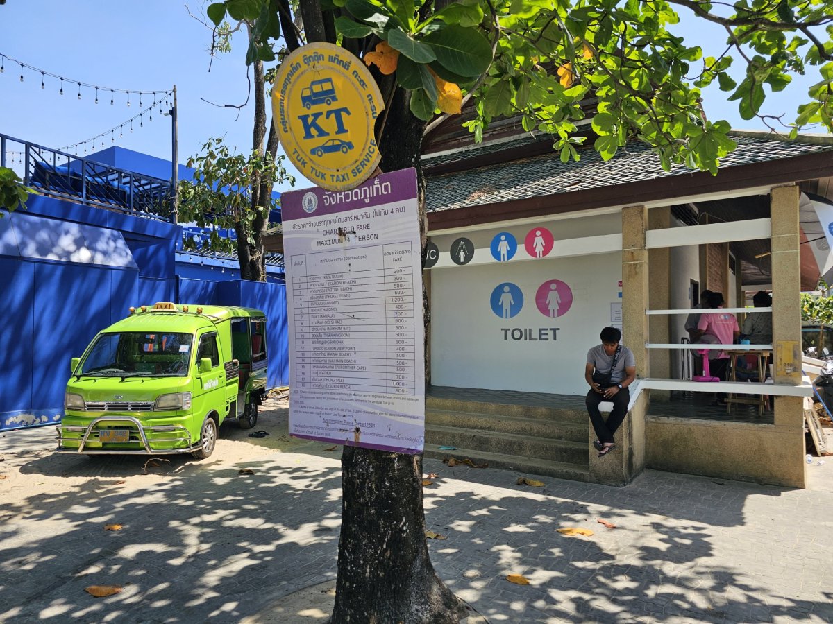 WC na pláži a ceny tuktuků, letovisko Kata