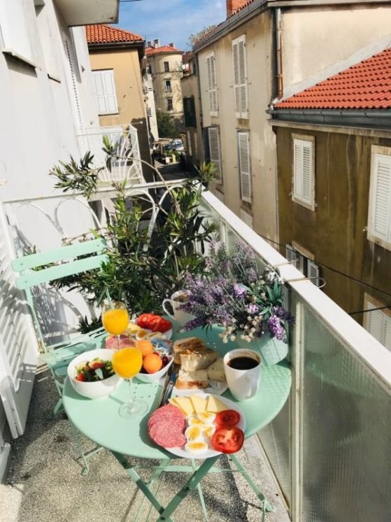 naše Airbnb s balkonem