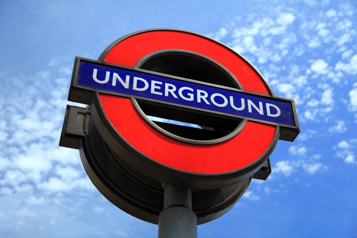 Znak londýnského metra