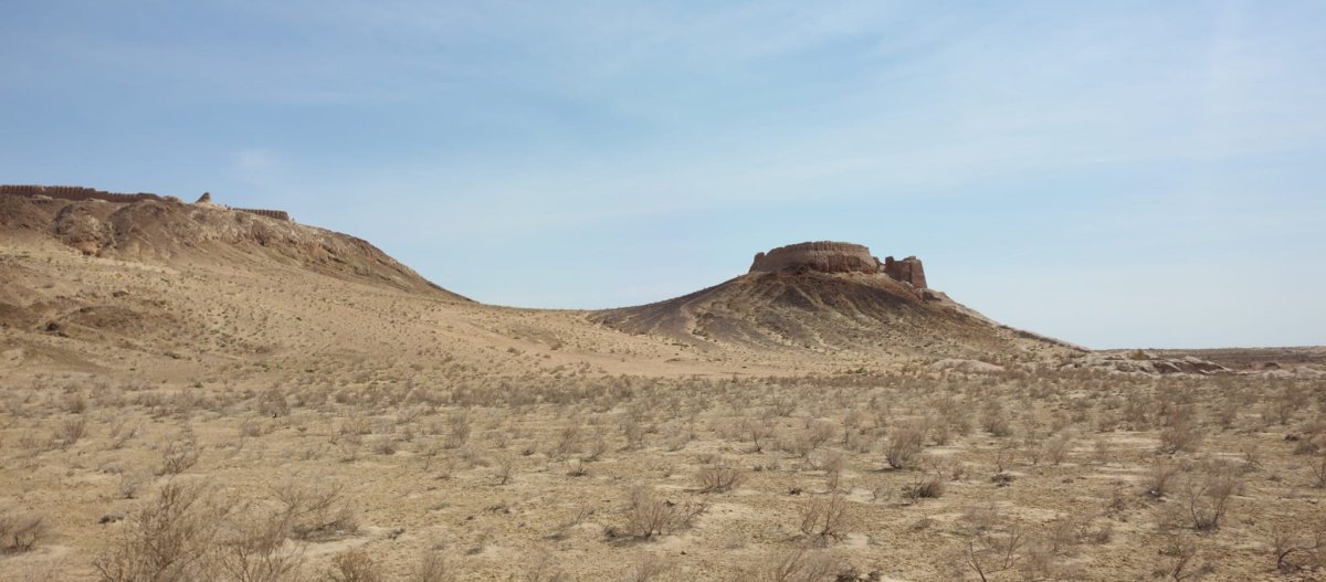 Ayaz-Quala pevnost 2 a vlevo pevnost 1