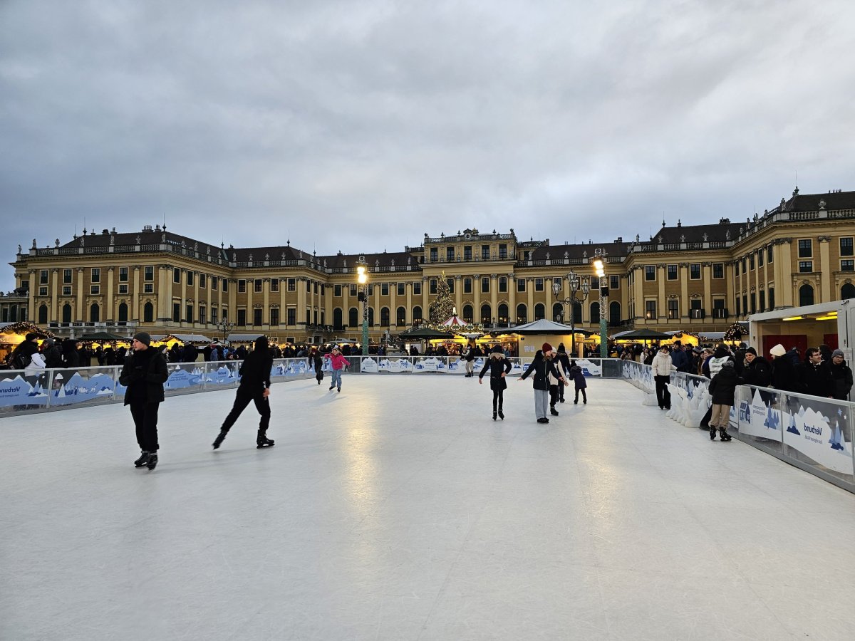 Kluziště na vánočním trhu Schönbrunn