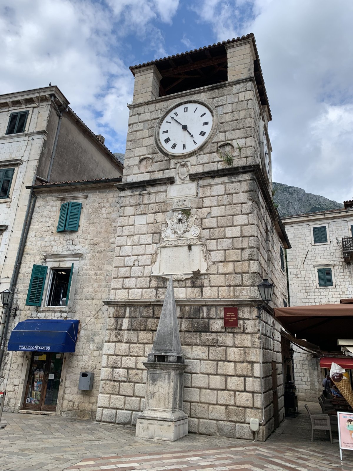 Kotor- věž s hodinami