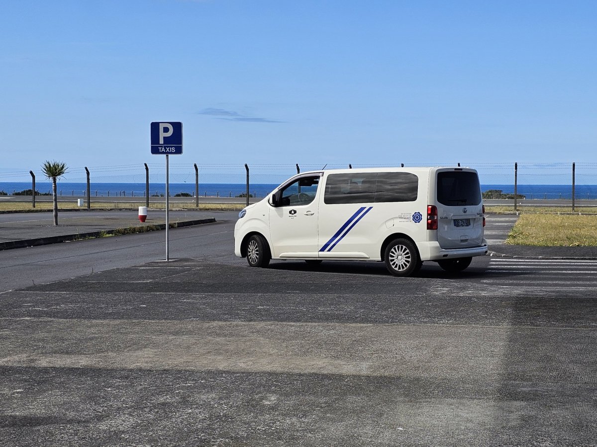 Taxi před letištěm Pico