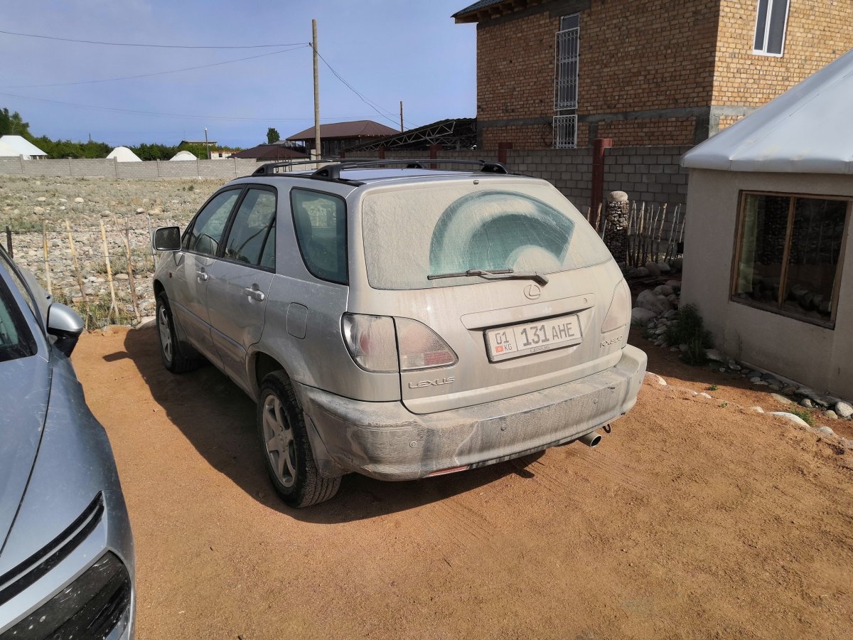 Naše auto po náročné cestě