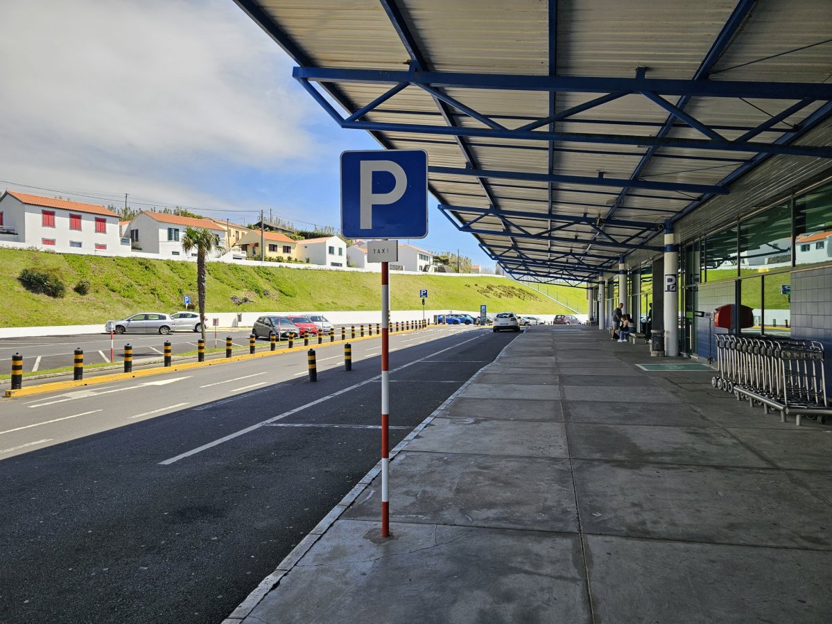 Stanoviště taxi přímo před terminálem