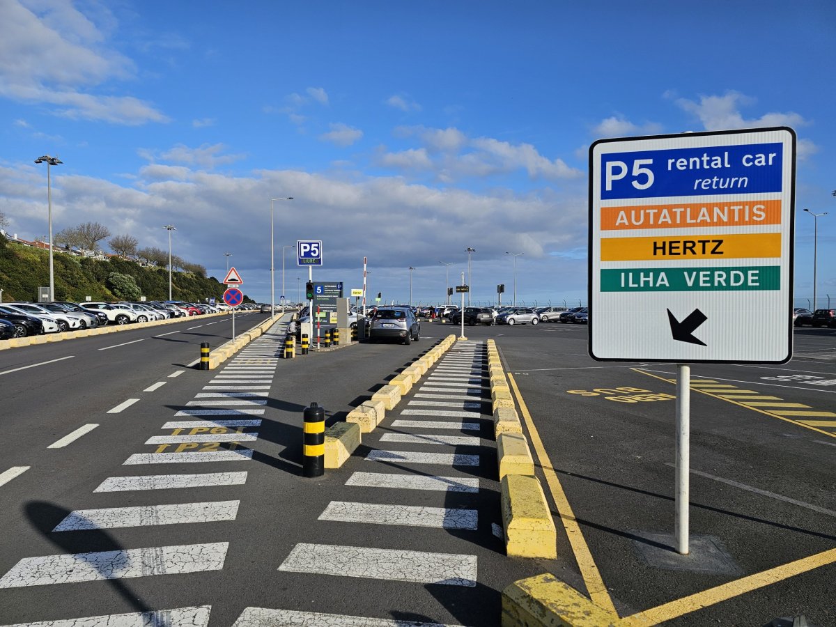 Parkoviště autopůjčoven, letiště Ponta Delgada