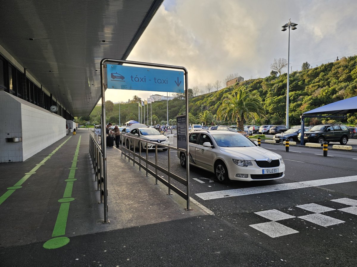 Stanoviště taxi přímo před příletovou halou