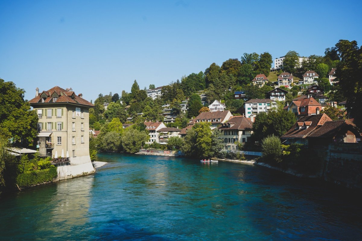 Hlavní město Bern a jeho průzračná řeka.