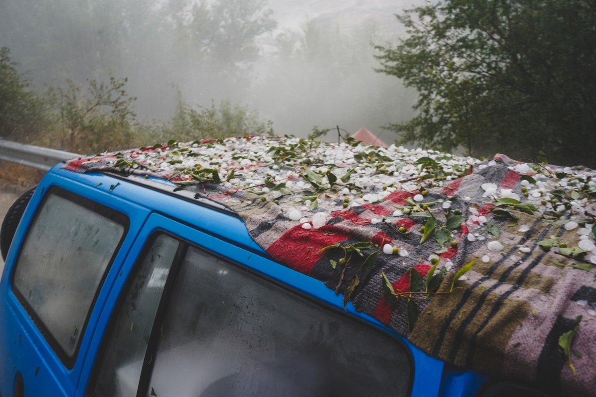 Po cestě nás přepadly velké kroupy, nikde nebylo možné se schovat a tak jsme auto zakryli dekami.