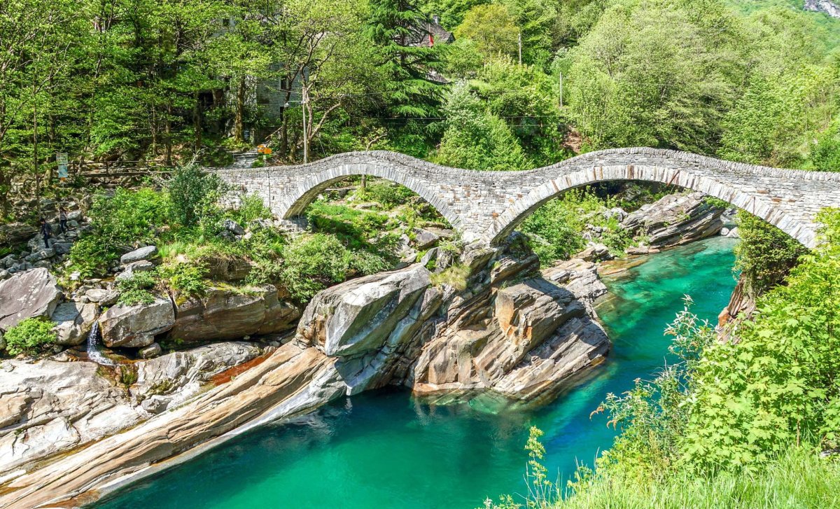 Средневековый каменный мост через реку Верзаска в Швейцарии