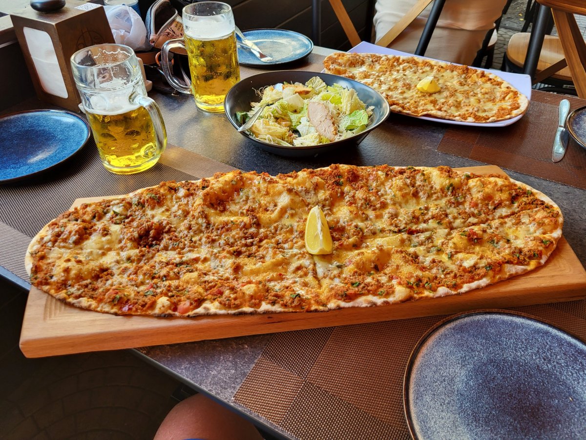 Jakási místní pizza