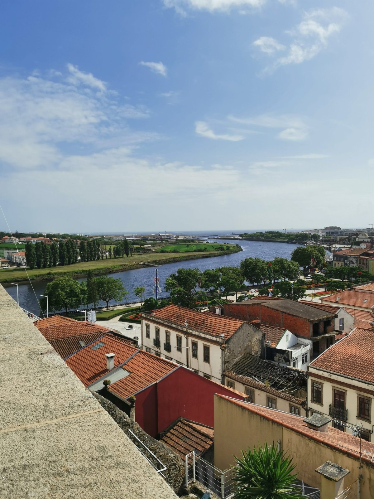 A výhled na řeku ústící tady do oceánu