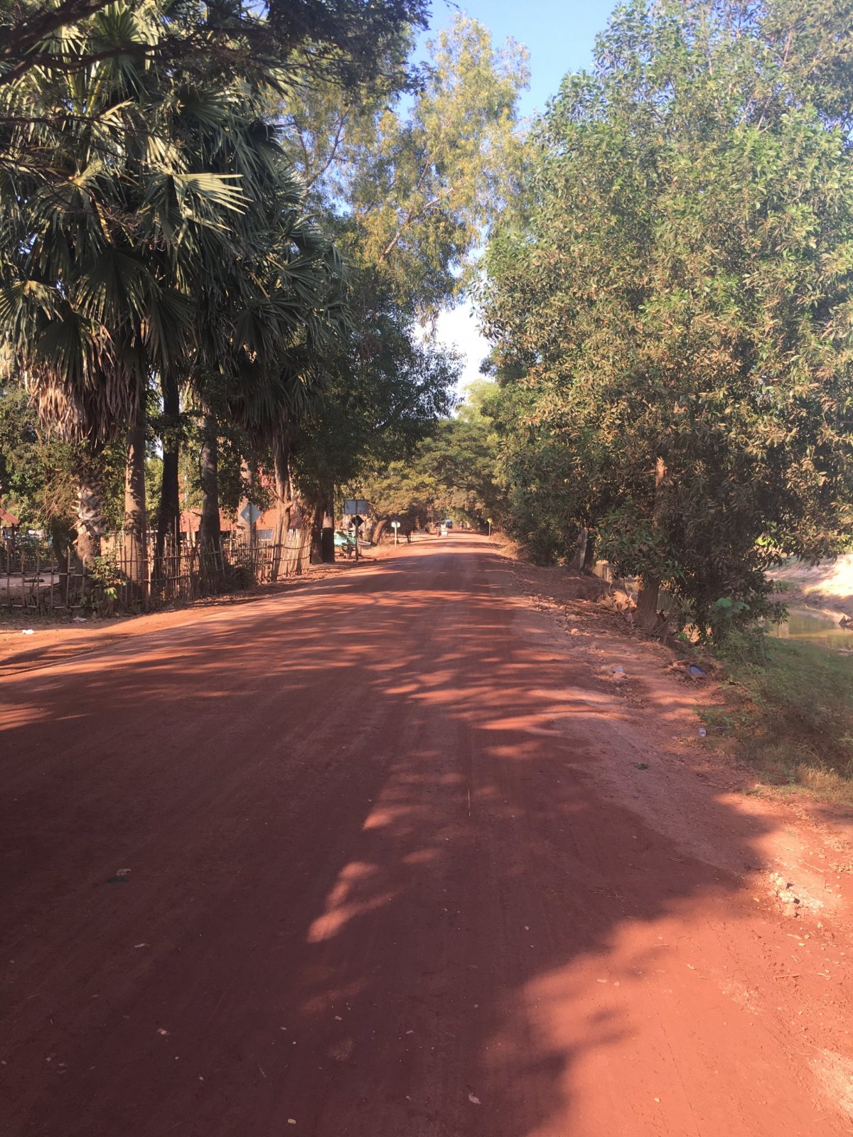 Cesta k Tonlé Sap - typická silnice v Kambodži