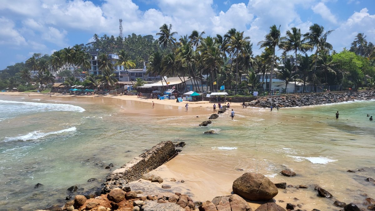 Mirissa Beach z vrcholu Parrot Rock