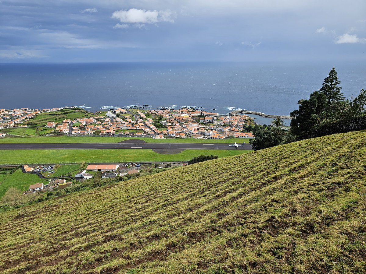 Výhled na přistávací dráhu a Santa Cruz das Flores