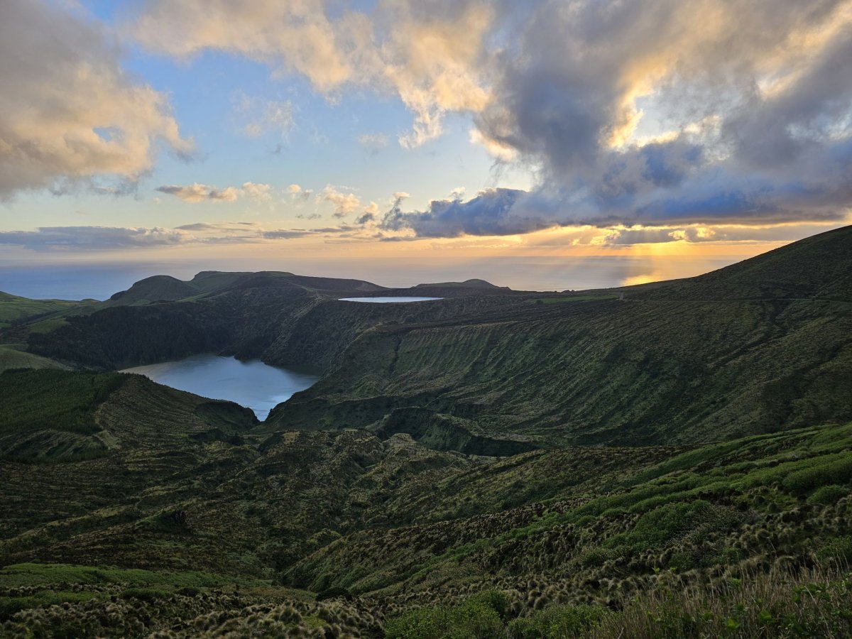 Miradouro Lagoas Funda e Rasa při západu slunce