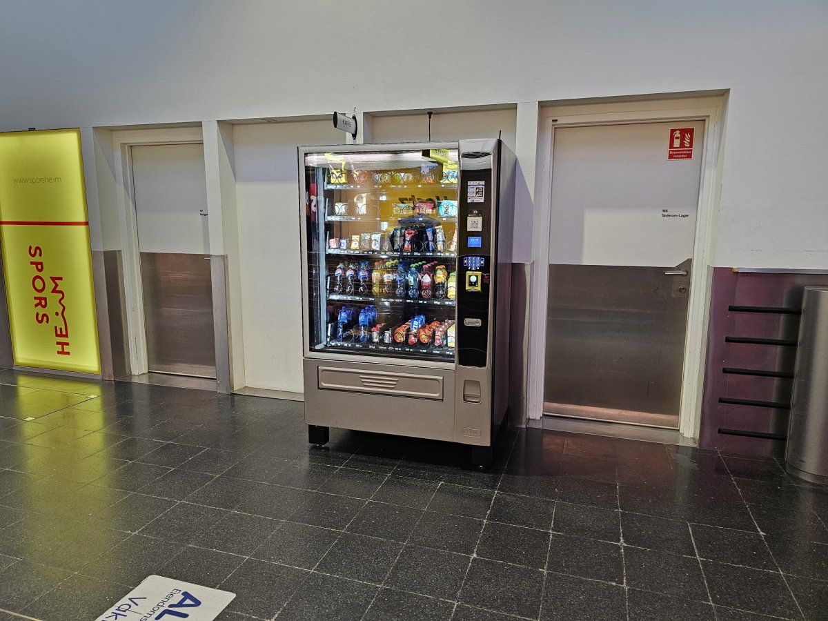 Prodejní automat v příletové hale