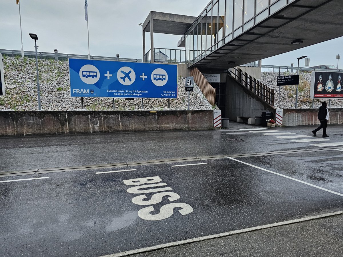 Zastávka autobusu z města (směr Kristiansund a další)