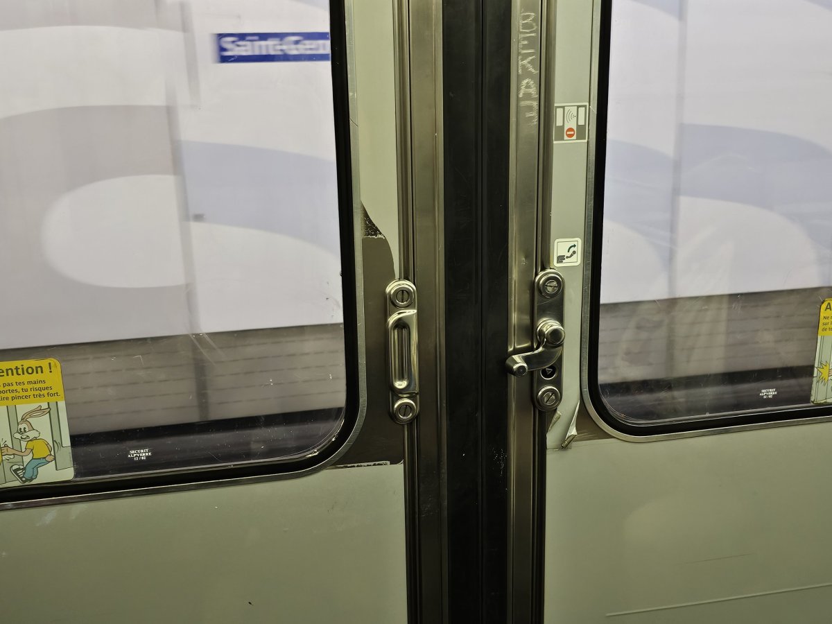 Otevírání dveří starých souprav metra (zvedněte páčku nahoru)