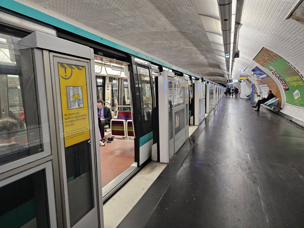 Stanice metra se zábranami pro nové soupravy