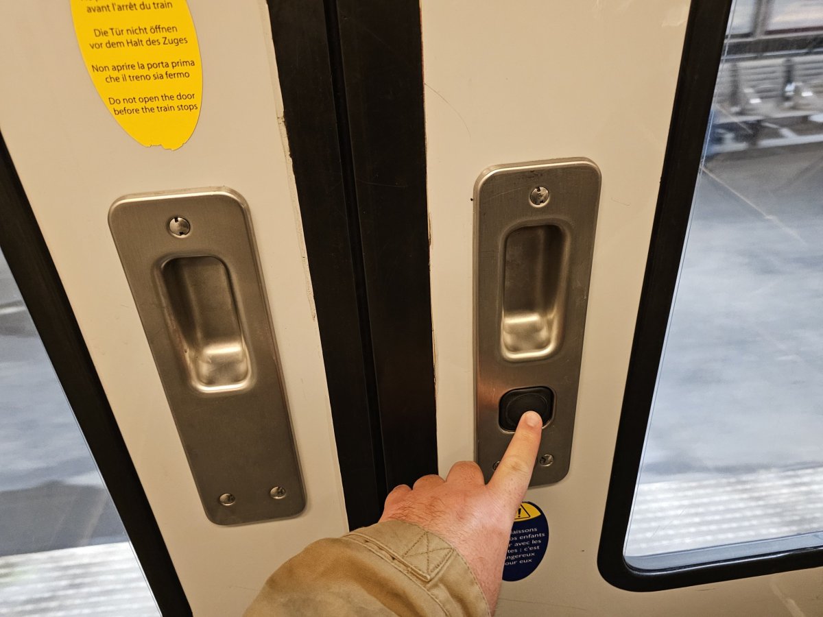 Černé tlačítko na otevírání dveří v některých soupravách RER