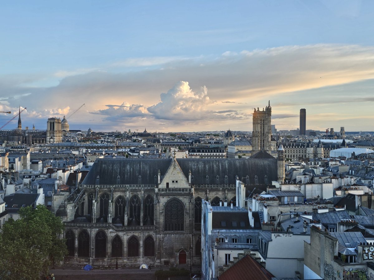 Vyhlídka na Notre-Dame z centra Pompidou