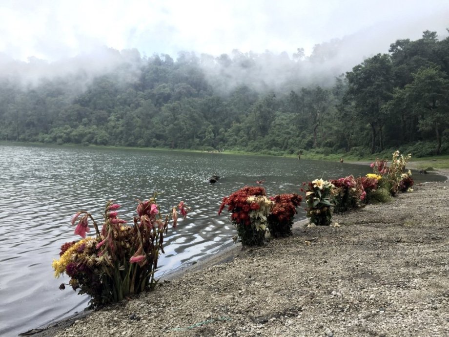 Květinové ceremoniály u Laguna Chicabal