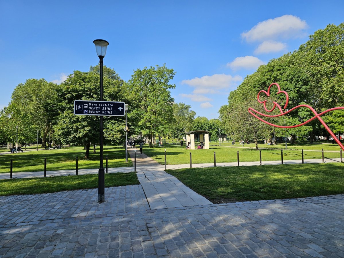 Park před autobusovým nádražím Bercy