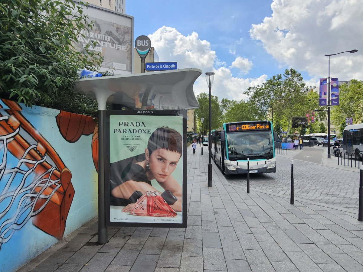 Zastávka busu 350 na Porte de la Chapelle