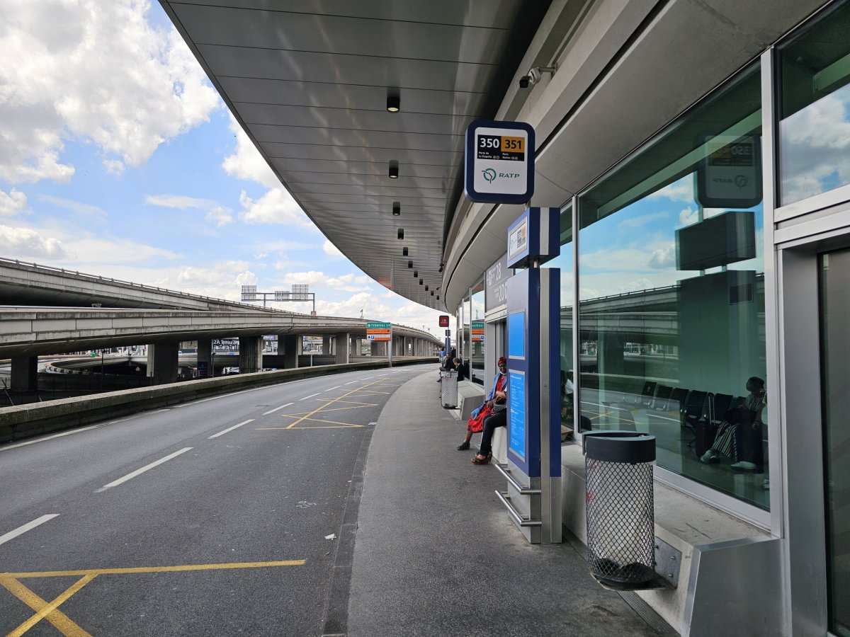 Zastávka autobusů 350 a 351 u terminálu 2B