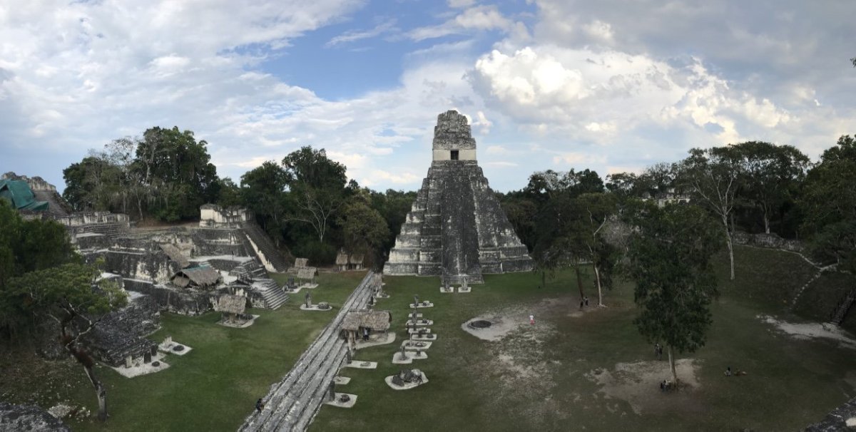 Známé pyramidy Tikalu