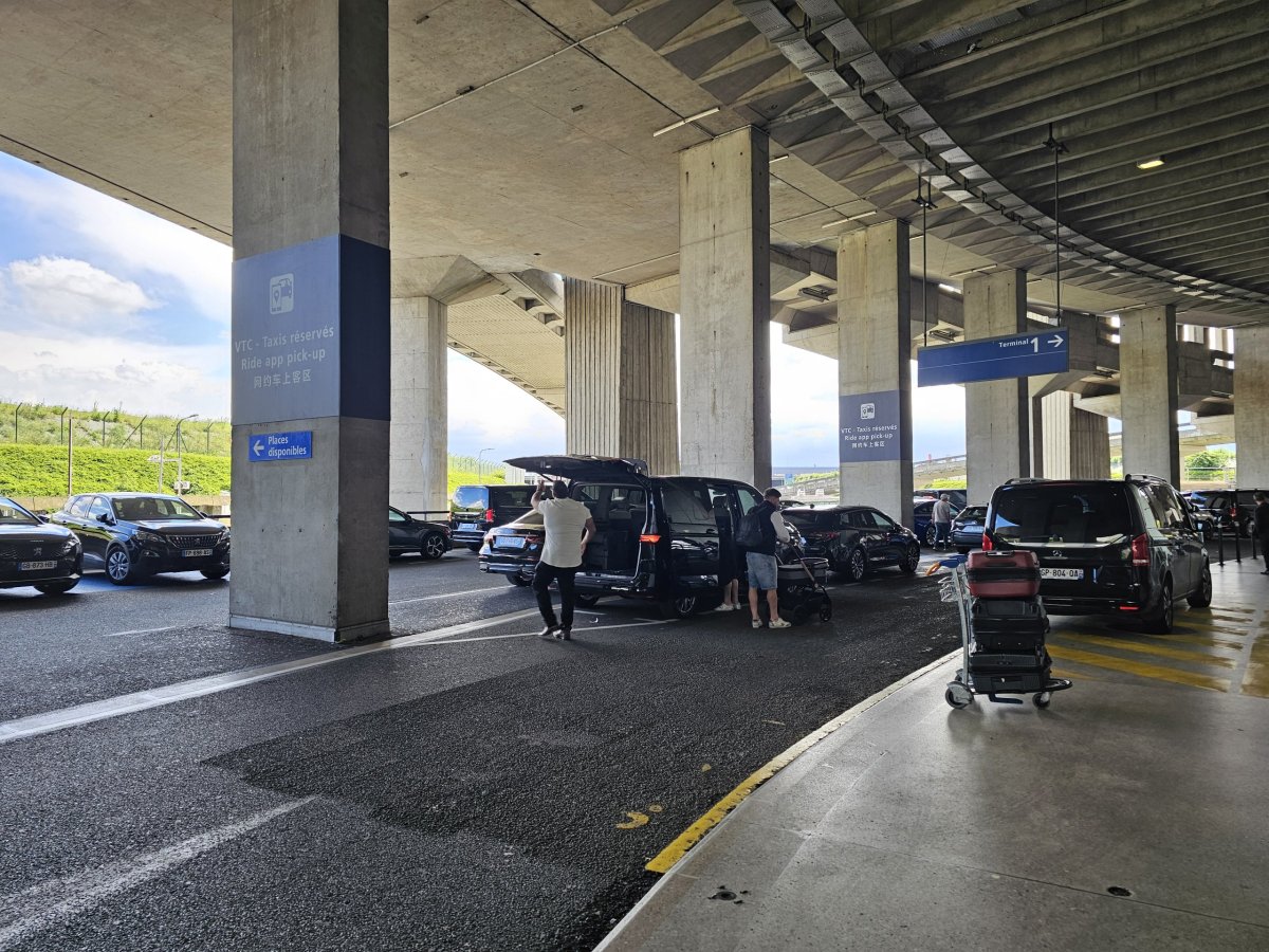 Stanoviště taxi přes mobilní aplikace, odletové patro