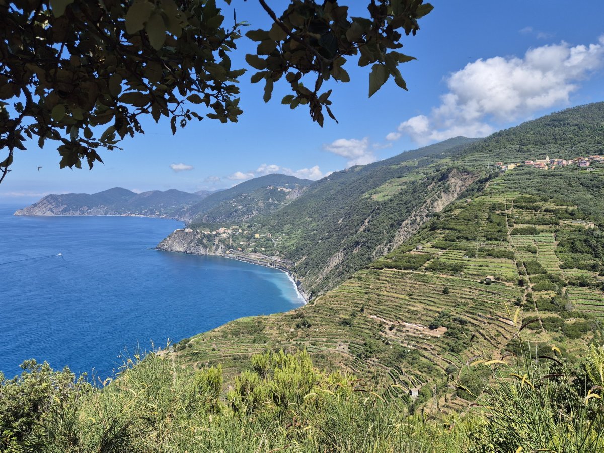 Výhled na Volastru, Vernazzu a vzadu Monterosso