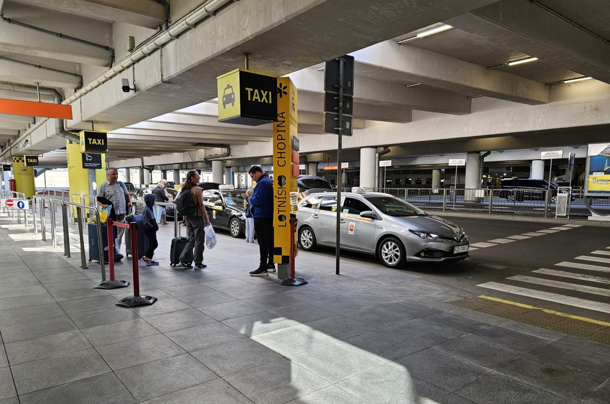 Stanoviště taxi před příletovou halou