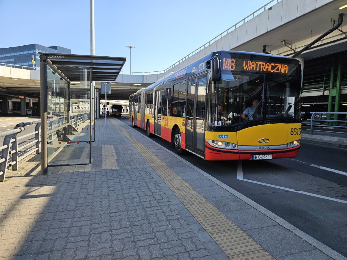 Autobus linky 148 před příletovou halou