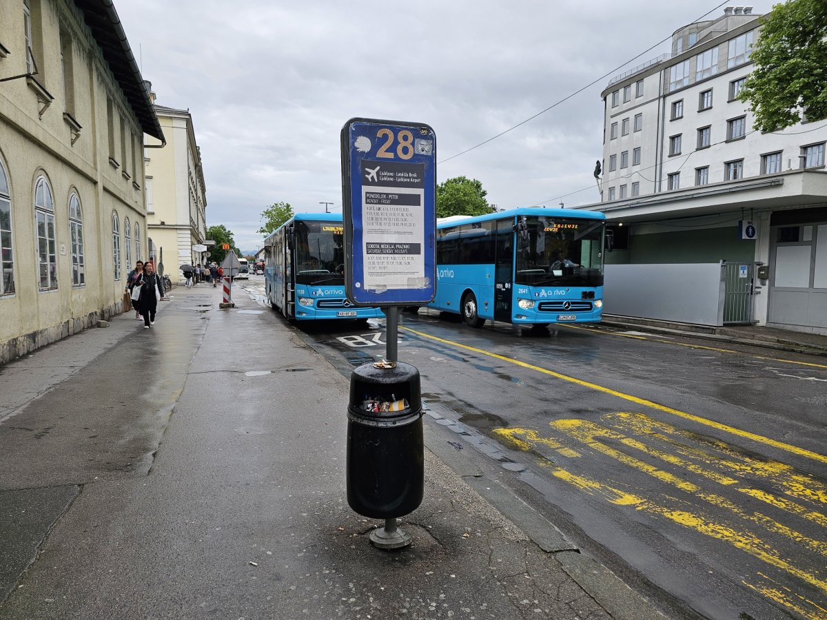 Zastávka autobusů na letišti u hlavního nádraží