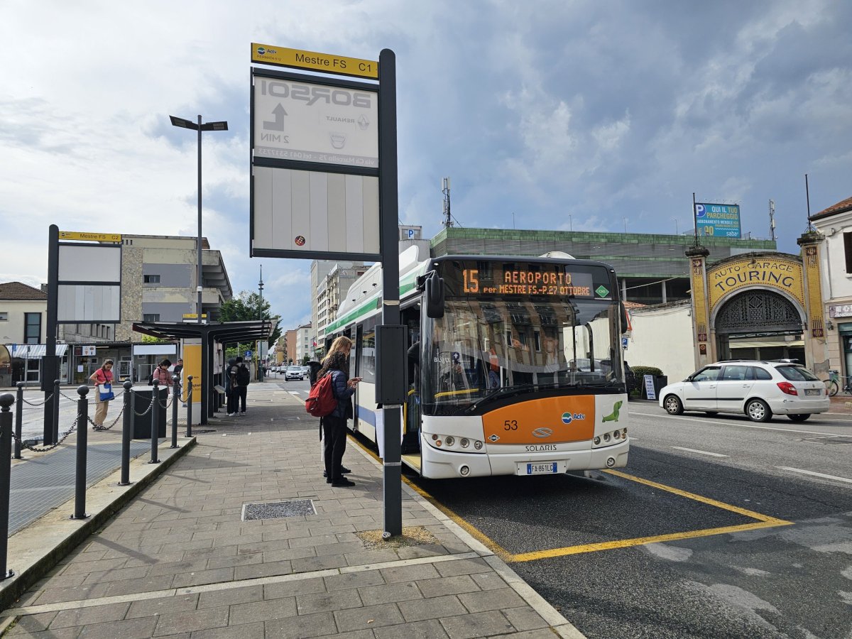 Zastávka autobusu 15 na letiště před nádražím v Mestre