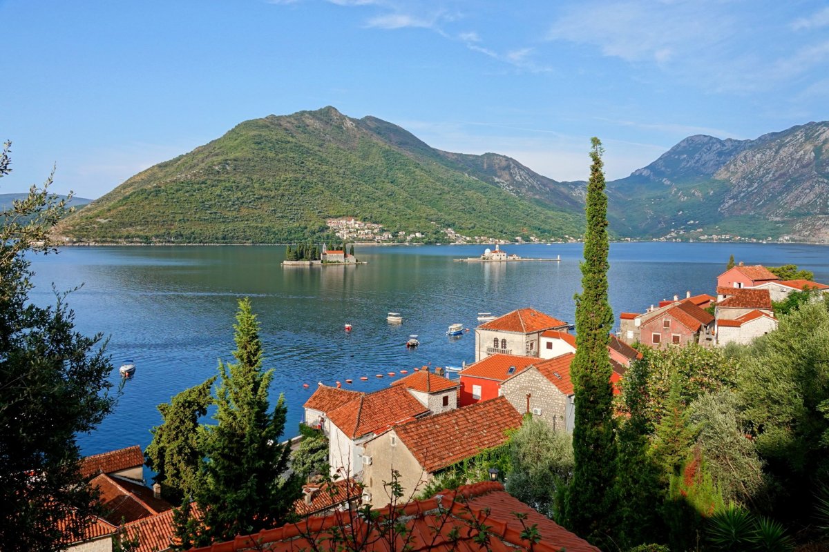 Perast a výhled na Bocu Kotorskou