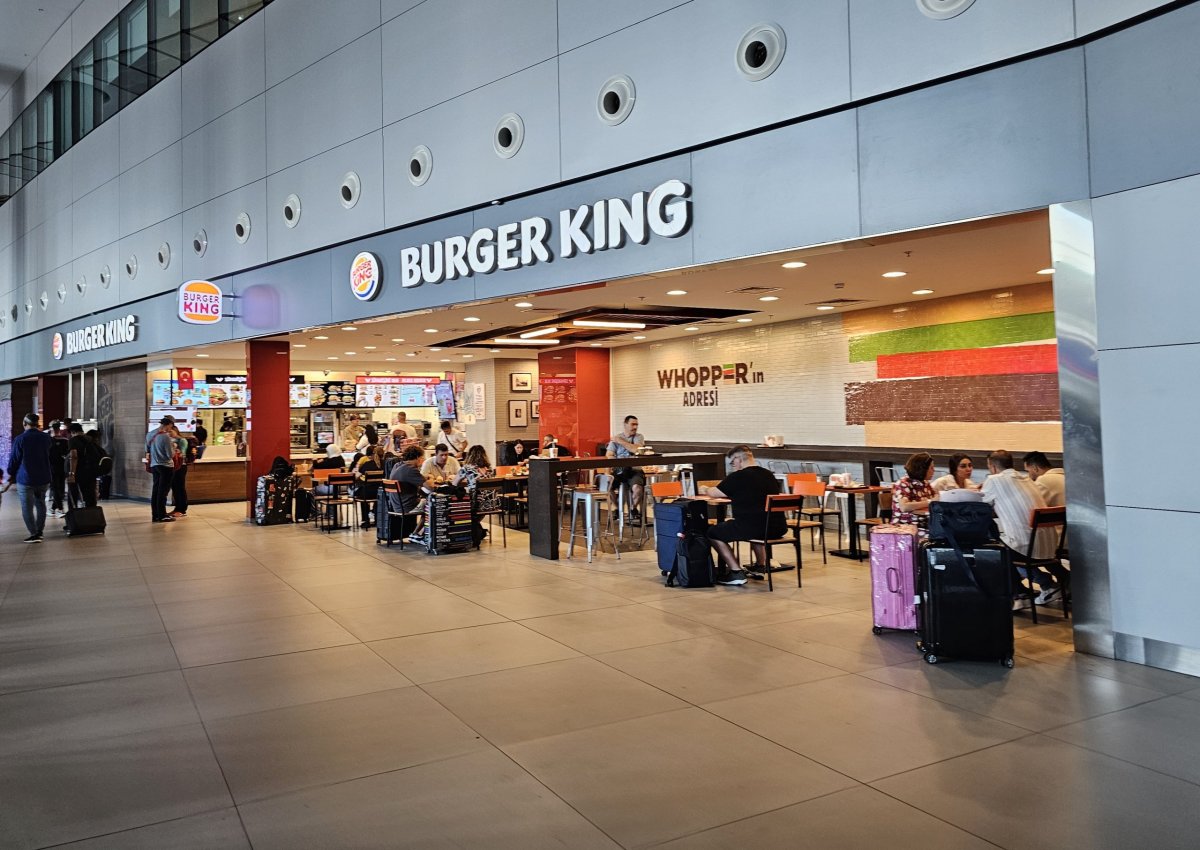 Buger King v příletové hale, veřejná část