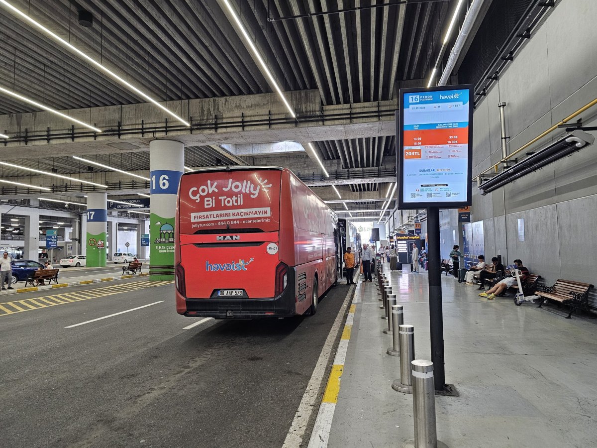 Zastávka autobusu na letišti - linka směr Taksim (centrum)