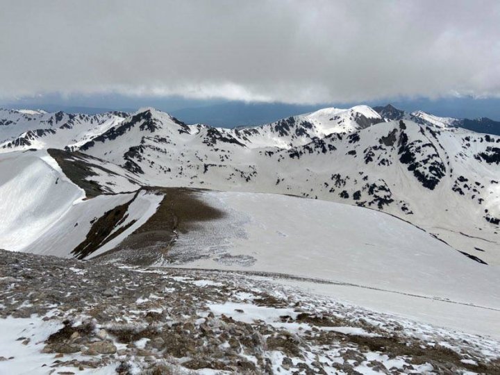 Vichren - Chvilička, kdy se mraky rozestoupily - pohled na "view point" pod vrcholem hory Vichren