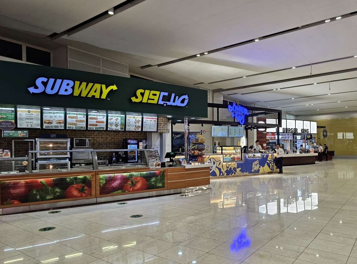 Malý food court, veřejná část, terminál 3