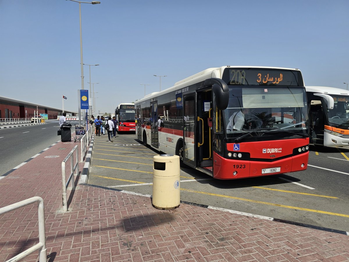 Zastávka autobusů před terminálem 2